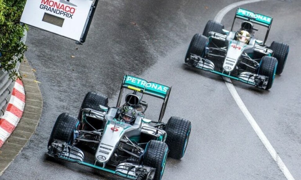 Hamiltonas ir Rosbergas šlapiame 2016-ųjų Monako Grand Prix. (Andrew Locking, Wikimedia (CC BY 2.0)