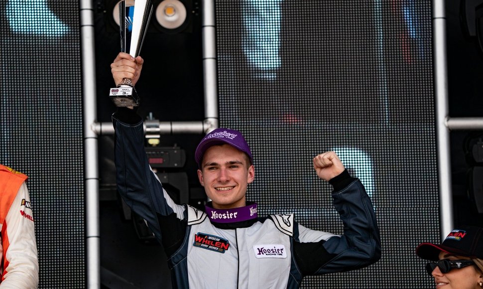 Gustas Grinbergas Europos NASCAR lenktynėse lipo ant podiumo „Junior“ klasėje