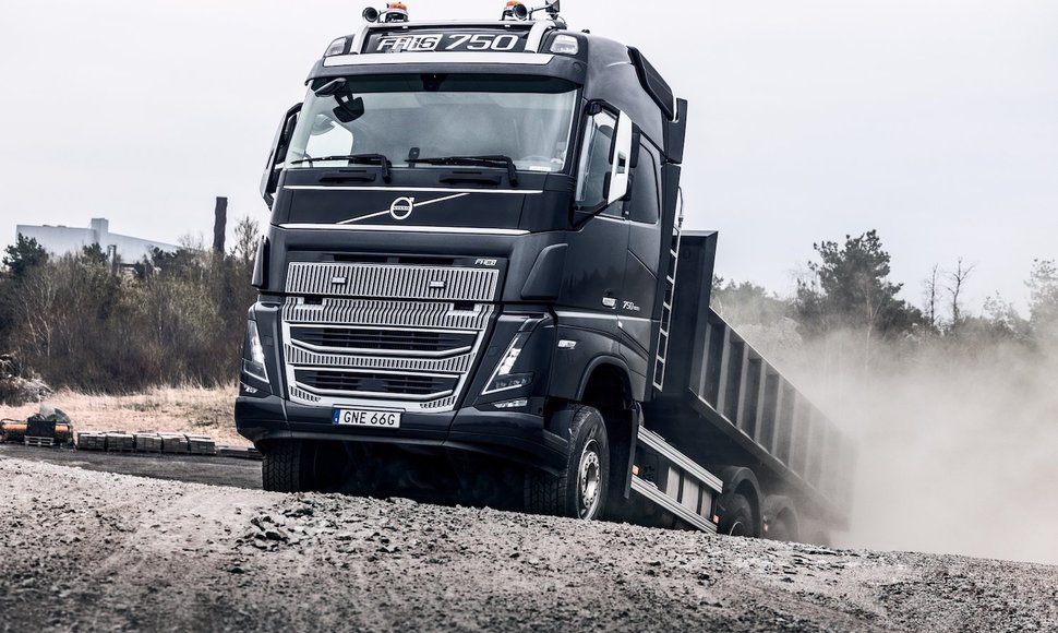 „Volvo Trucks“ pristato naujas funkcijas, skirtas saugiai vairuoti sudėtingomis sąlygomis