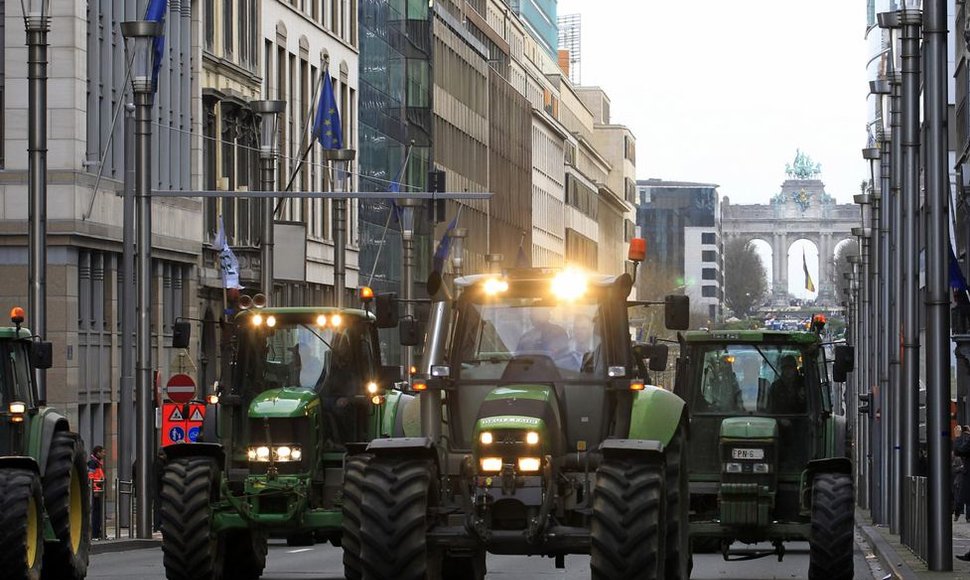 Ūkininkų surengtas protestas Briuselyje: pienu apipiltas Europos parlamentas