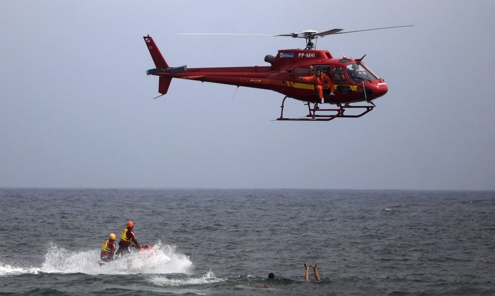 Gelbėjimo operacija Copacabanos paplūdimyje Rio de Žaneire baigėsi sraigtasparnio katastrofa