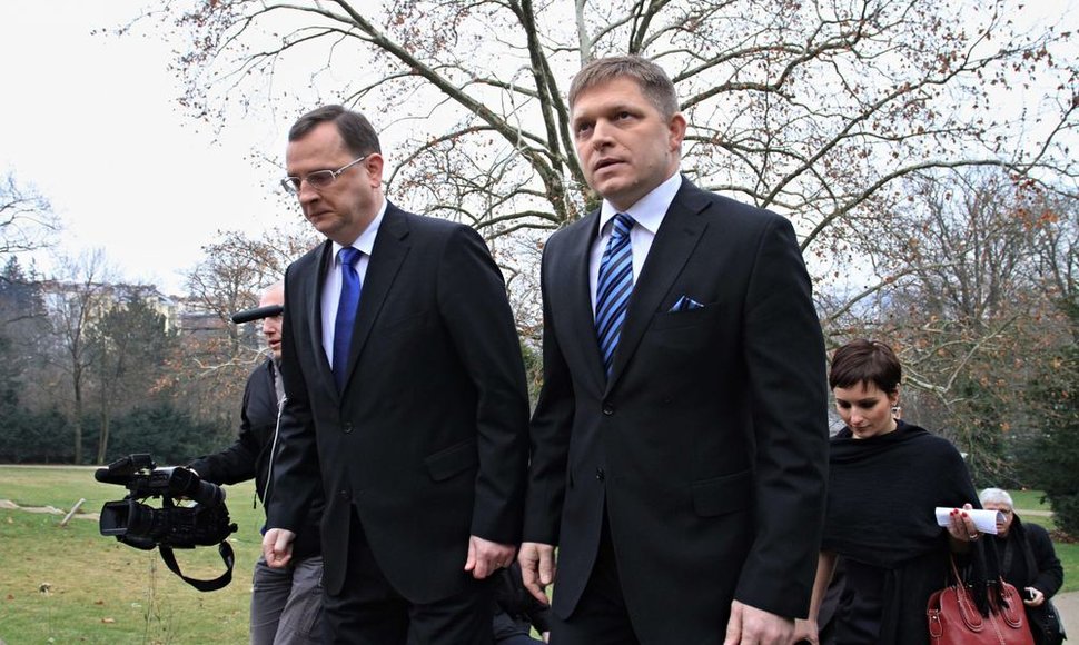 Čekijos premjeras Petras Nečasas (kairėje) ir Slovakijos Ministras Pirmininkas Robertas Fico susitikimo metu.