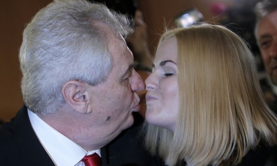 Čekijos prezidentas Milošas Zemanas po pergalės rinkimuose bučiavo ne žmoną, o dukrą Kateriną
