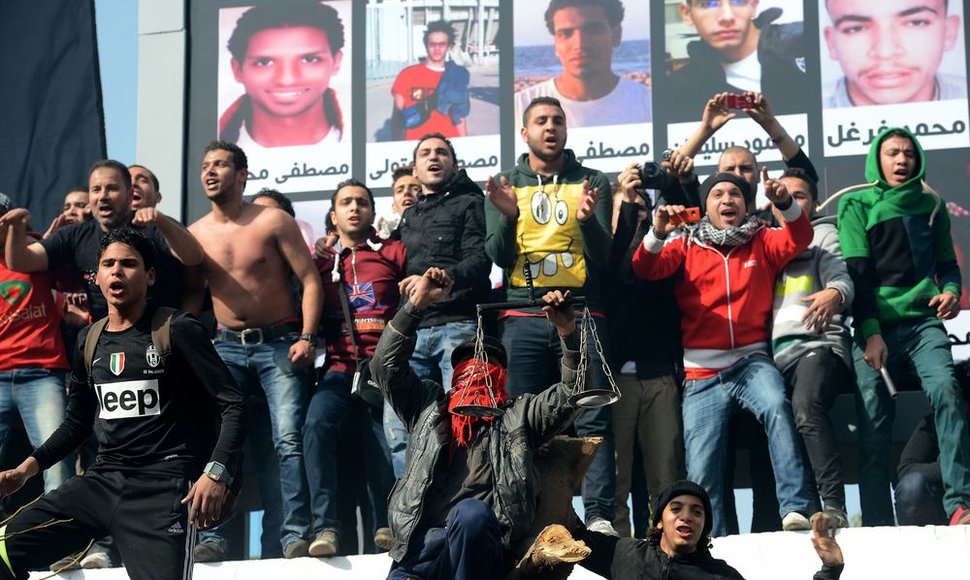 Egipto futbolo klubo "Al-Ahly" fanai Kaire prie suimtųjų plakatų 