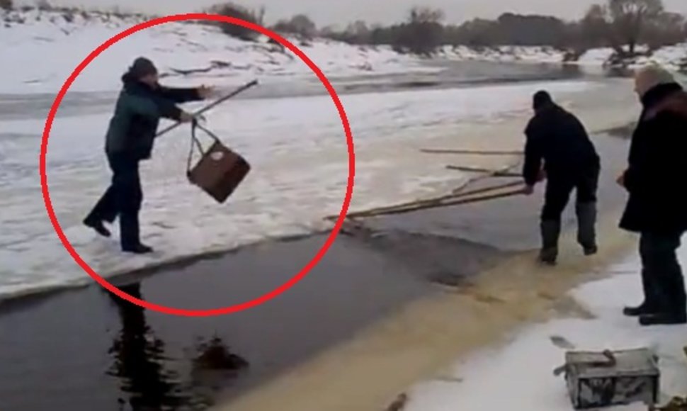 Plonas Nevėžio ledas nejuokais išgąsdino žvejus