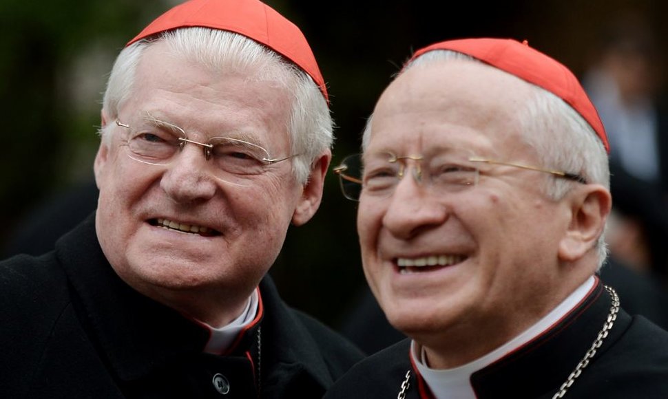 Italijos kardinolai Ennio Antonelli (dešinėje) ir Angelo Scola