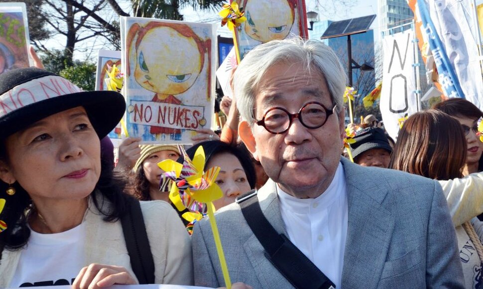 Nobelio laureatas ra&scaron;ytojas Kenzaburo Oe protesto demonstracijoje