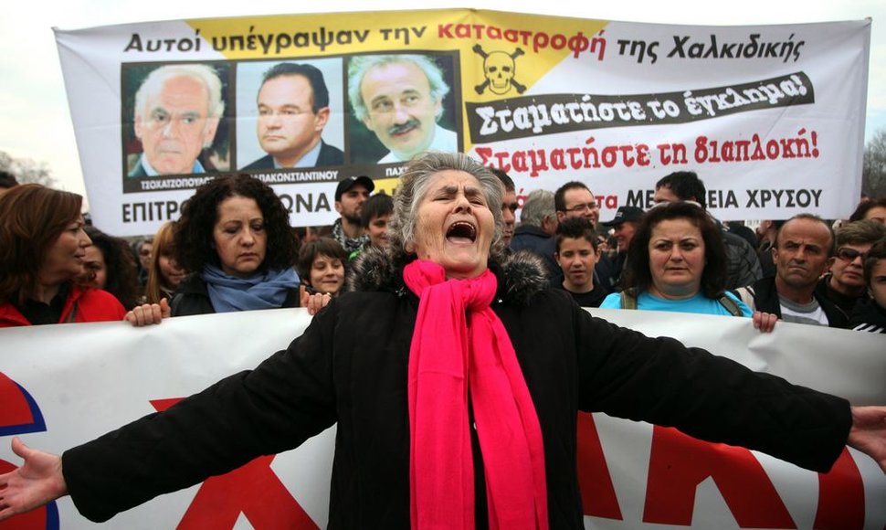 Graikų protestas prieš Kanados anglies kasybos kompaniją Salonikuose.