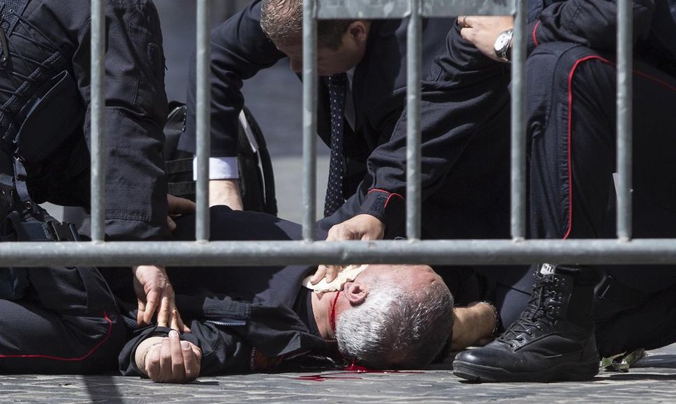 Sužeistas karabinierius po susišaudymo prisaikdinant naujus Italijos ministrus