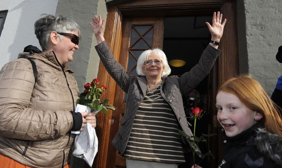 Islandijos premjerė Johanna Sigurdardottir i&scaron;eina i&scaron; rinkimų apylinkės pastato 