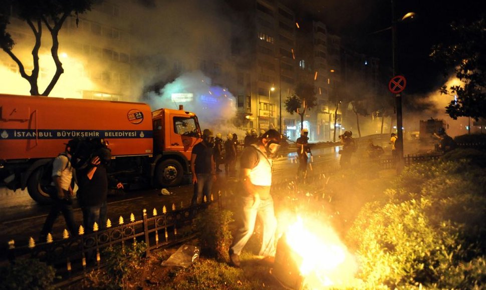 Turkijos policija šeštadienį su ašarinėmis dujomis ir vandens patrankomis šturmavo Stambulo Gezi parką.