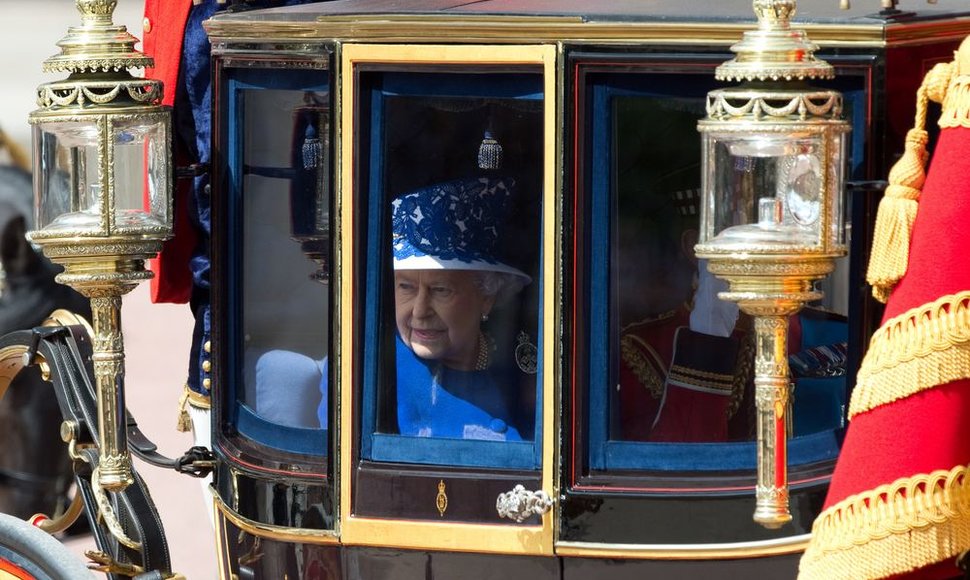 Londone surengtas karinis paradas karalienės Elizabeth II gimtadienio proga