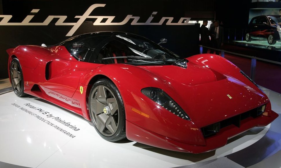 „Pininfarina“ stilių įkūnija „Ferrari P4/5“