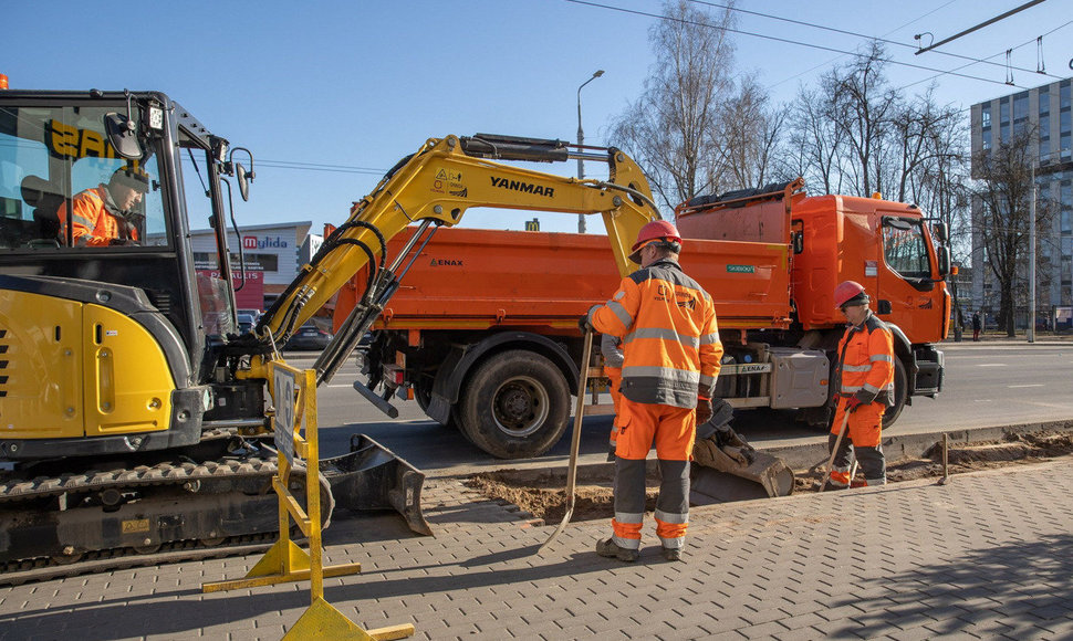 Asfaltuojamas Vilniaus Savanorių prospektas