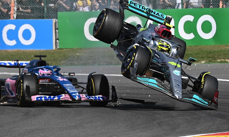 Lewiso Hamiltono avarija Spa trasoje, pirmajame rate