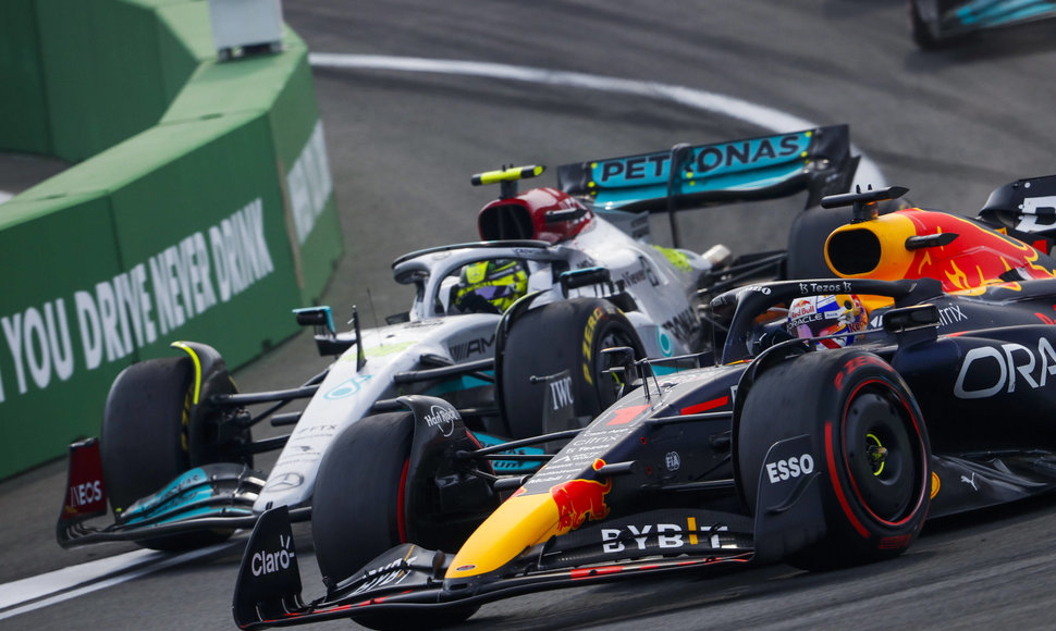 Formulė 1 Olandijos GP: Maxas Verstappenas lenkia Lewisą Hamiltoną