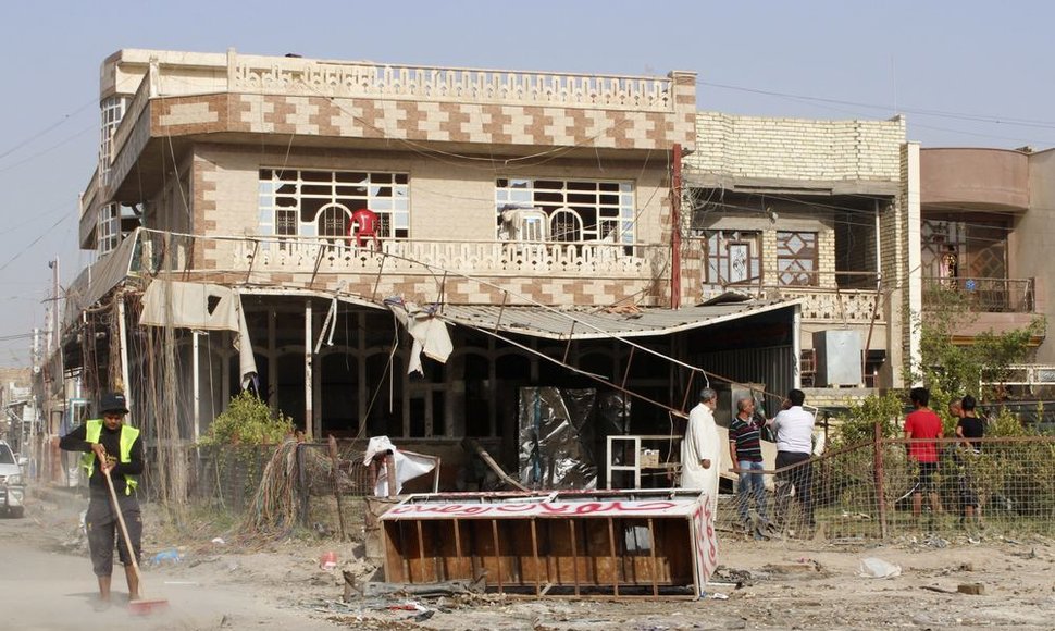 Po automobilio sprogimo irakietis Bagdade šluoja nuolaužas