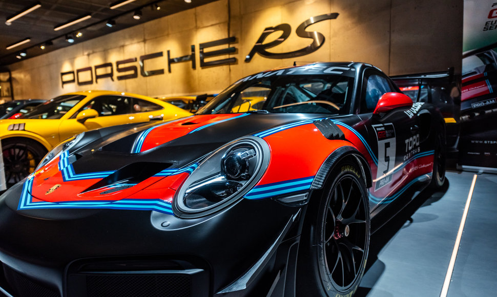 „Garažas 9:11“ : Aurelijaus Rusteikos sportinių „Porsche“ automobilių kolekcija