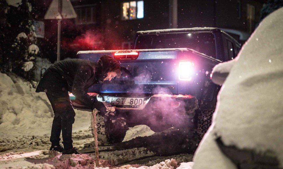 Pusnyse įstrigusių automobilių gelbėjimo akcija