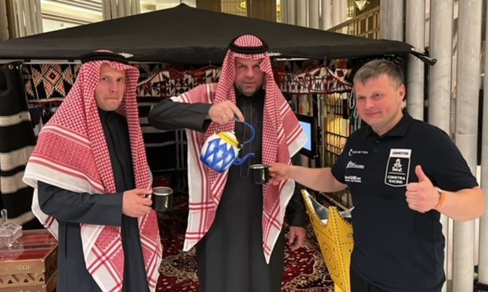 Slavomir Volkov ir Tomas Gužauskas pasipuošė arabiškais rūbais