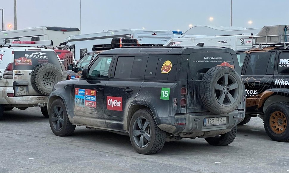 Dakaro automobiliai Damamo uoste laukia kelionės į Europą pradžios