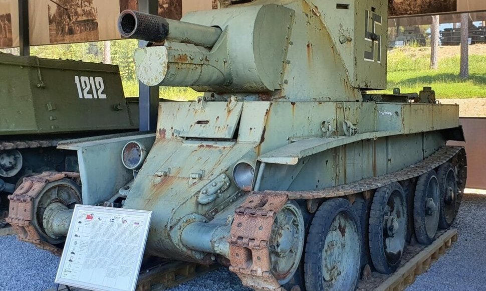 Muziejuje BT-42 atrodo kaip keistų proporcijų tankas.
