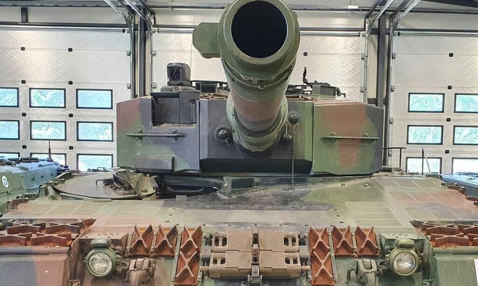 Leopard 2 120 mm pabūklas. Be jokių graižtvų.