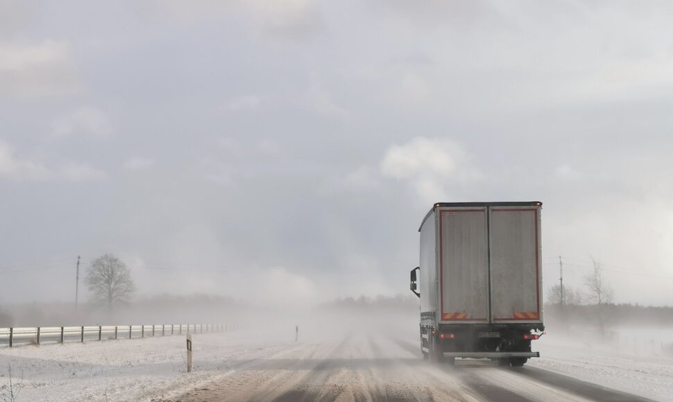 Keliuose siautėja stiprus vėjas, sniegu dengiantis net automagistrales