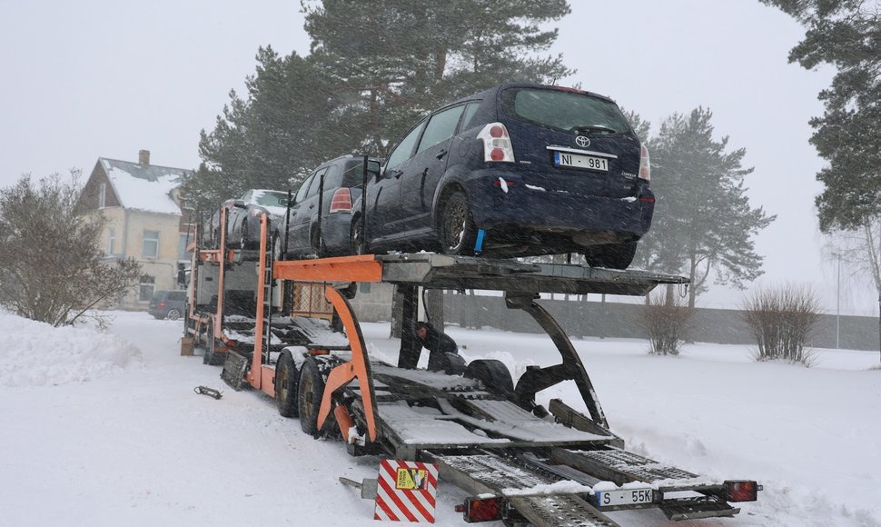 Konfiskuoti neblaivių vairuotojų automobiliai keliauja į Ukrainą