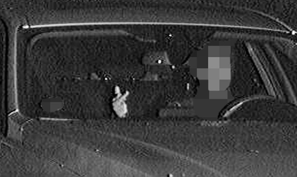 Mettmanno policijos nuotraukoje – pažeidėjas rodo iškeltą pirštą.