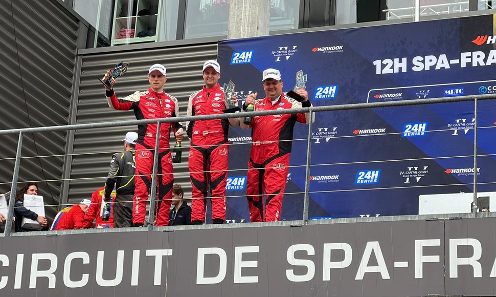 RD Signs komanda Spa 12 val. lenktynėse iškovojo podiumą, trečią vietą