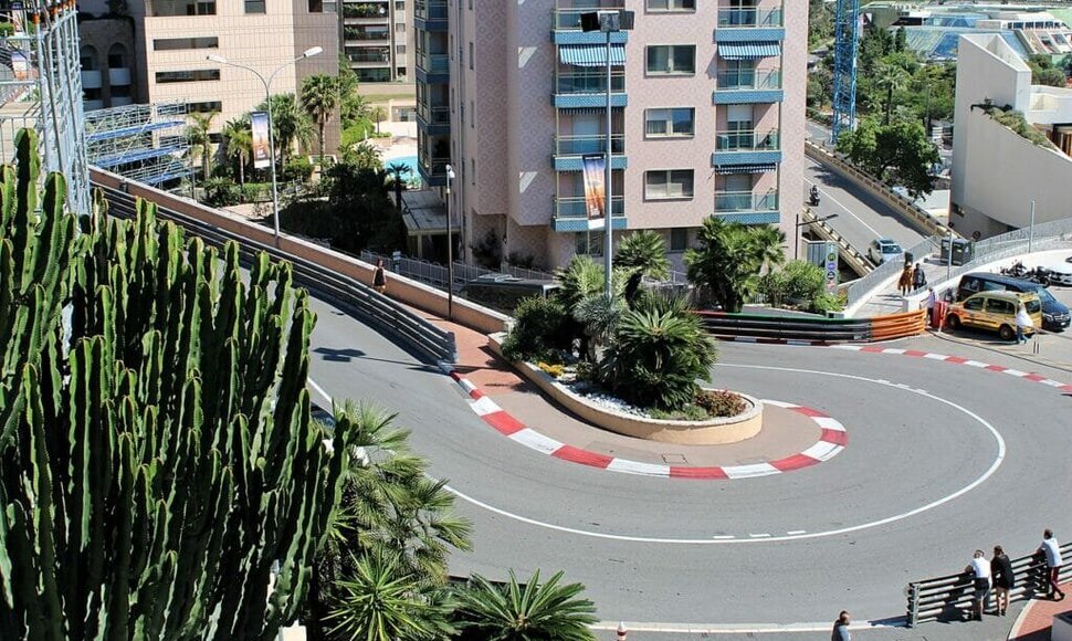 Fairmont posūkis Monako Grand Prix trasoje. Ai&scaron;ku, nufotografuotas ne lenktynių metu. (Alexander Migl, Wikimedia(CC BY-SA 4.0)
