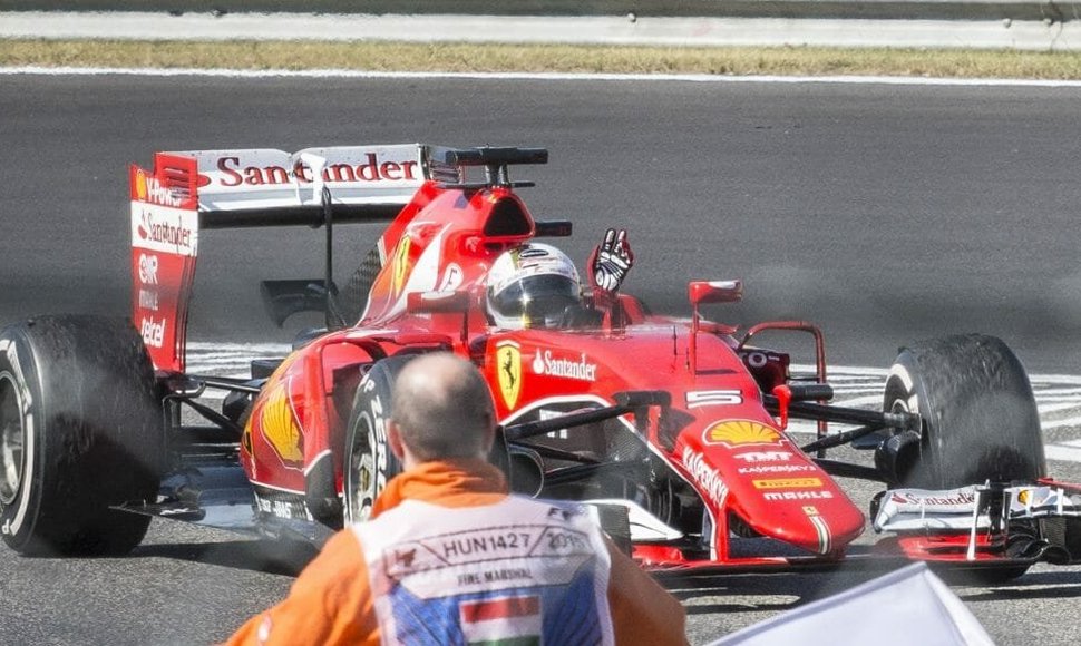 Sebastianas Vettelis po laimėtų 2015-ųjų Vengrijos Grand Prix važiuoja į nugalėtojų apdovanojimo ceremoniją. Atkreipkite dėmesį, kiek gumos jis surinko. (Péter Bencsik, Wikimedia(CC BY 2.0)