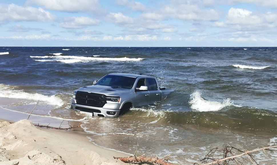 Pikapas Dodge Ram Baltijos jūroje