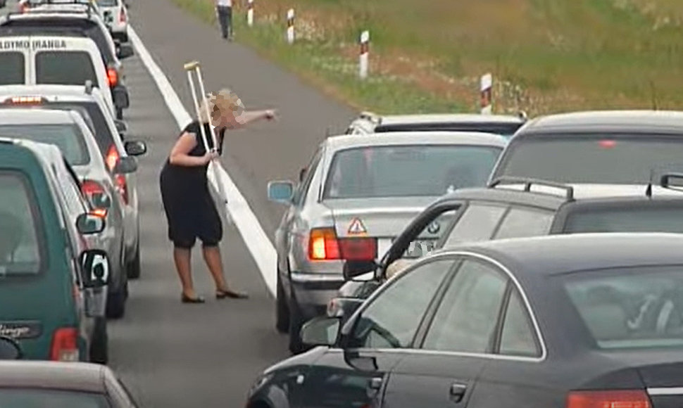 Moteris su ramentu automagistralėje A1 jau tapo tokių situacijų simboliu