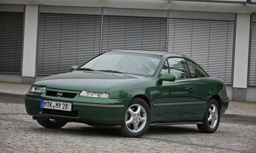 Opel Calibra – vienas populiariausių europietiškų 20 amžiaus pabaigos sportinių automobilių. Žibintų aukštis – 7 cm. (Gamintojo nuotrauka)