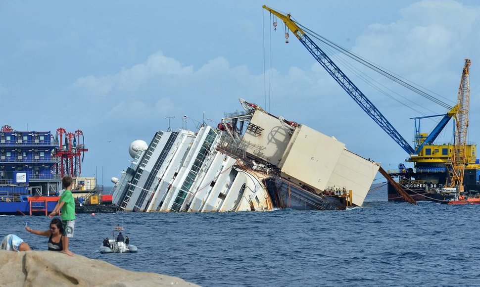 Kruizinio laivo „Costa Concordia“ gelbėjimo operacija prasideda