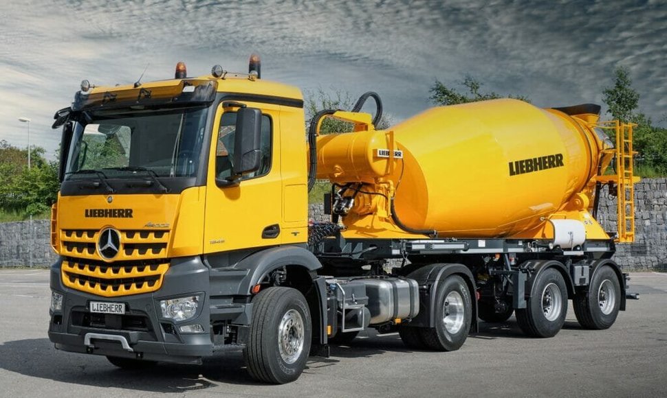 Liebherr hidraulinė betono maišyklė and Mercedes-Benz sunkvežimio bazės. (Liebherr nuotrauka)