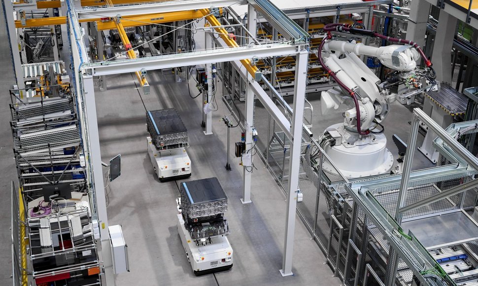 „Scania“ pradeda baterijų surinkimą ir serijinę elektrinių sunkvežimių gamybą