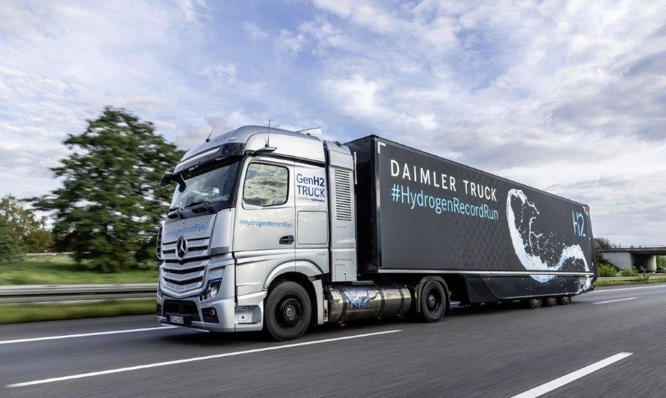 „Daimler Truck“ vandeniliu varomas sunkvežimis „GenH2“ 