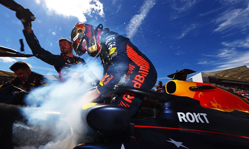 Maxas Verstappenas Ostine laimėjo Red Bull geros strategijos dėka