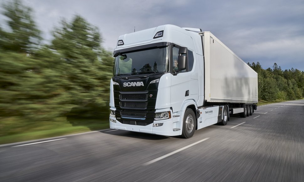 „Scania“ pradėjo naujos kartos elektra varomų sunkvežimių gamybą