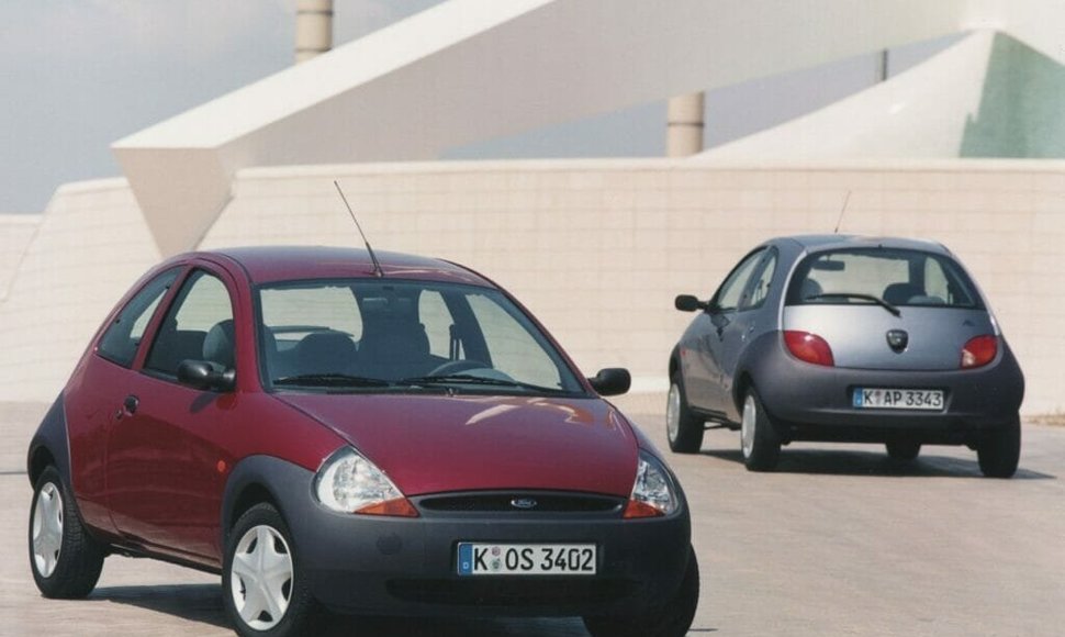 Ankstyvieji Ford Ka turi didžiulius juodus bamperius. (Gamintojo nuotrauka)