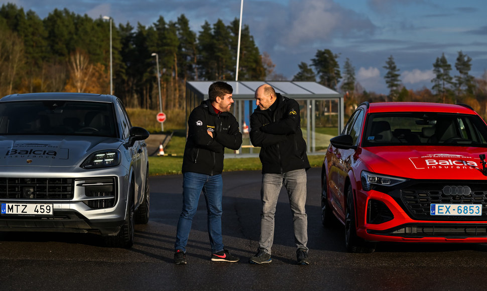 Sportiškų automobilių testas „Metų automobilio“ konkurse: elektrinė „Audi“ prieš benzininį „Porsche“