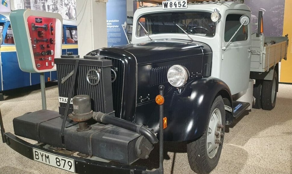 1939-ųjų Volvo LV93DT, karo metu konvertuotas į varomą malkomis. Papildomas radiatorius priekyje ataušina medienos dujas prieš joms patenkant į variklį.