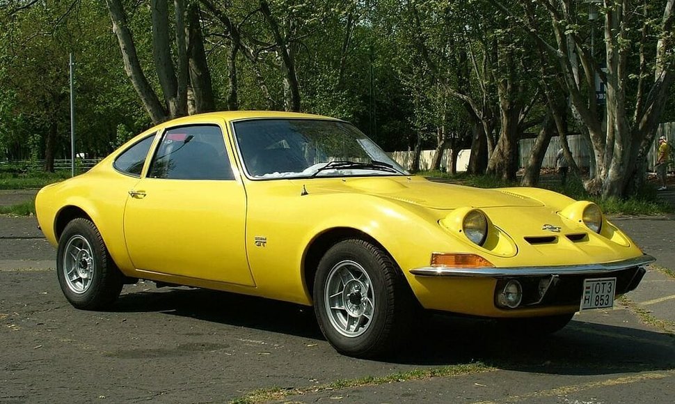 Akis pakėlęs Opel GT. Žibintai tais laikais privalėjo būti apvalūs, o automobilių kūrėjų manymu tai darkė dizainą, todėl juos norėta slėpti. (granada_turnier, Wikimedia(CC BY 2.0)