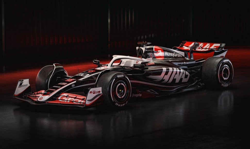 „Haas“ naujasis Formulės 1 automobilis VF-24 ir pilotai
