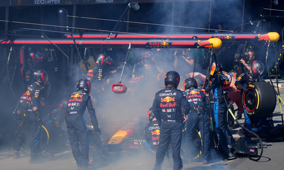 Australijos GP užsidegė Maxo Verstappeno automobilis