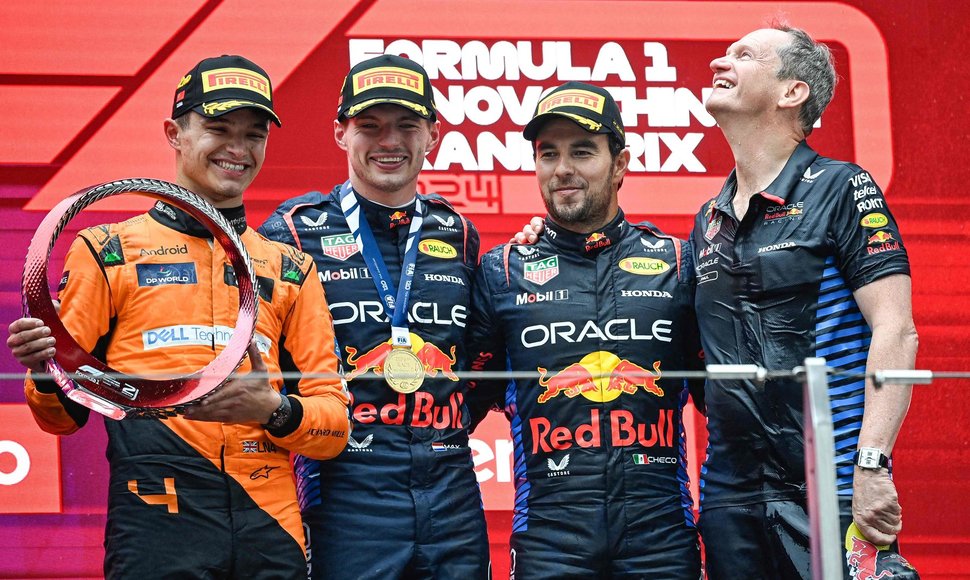 L.Norrisas, S.Perezas ir M.Verstappenas ant Šanchajaus F1 podiumo