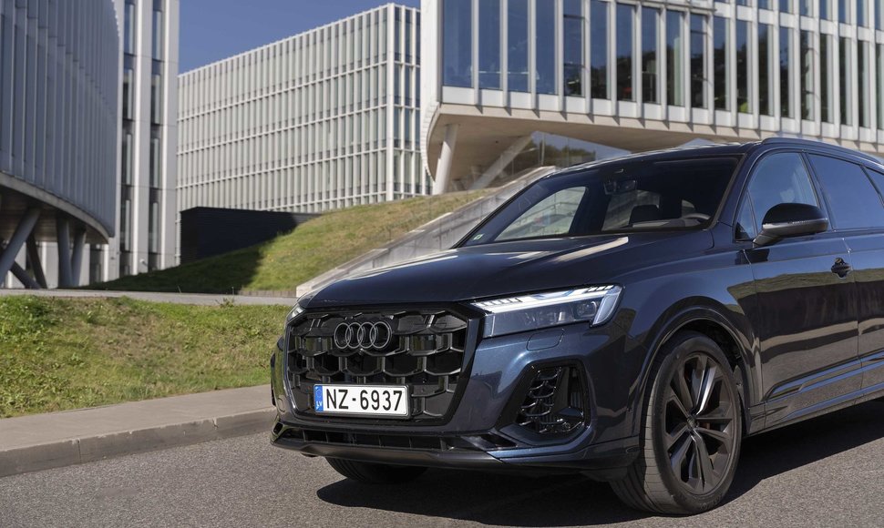 Hibridinis iš tinklo įkraunamas „Audi Q7“ 